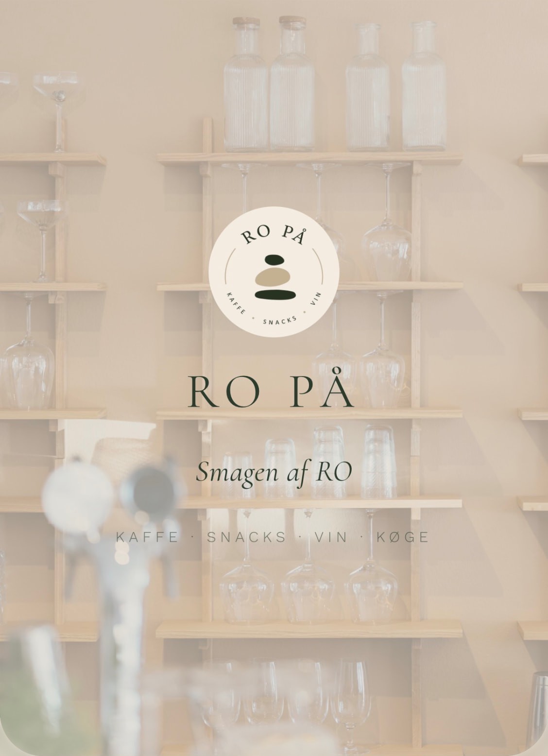 RO PÅ-logo med kaffe, snacks og vin foran bløde hylder med glas
