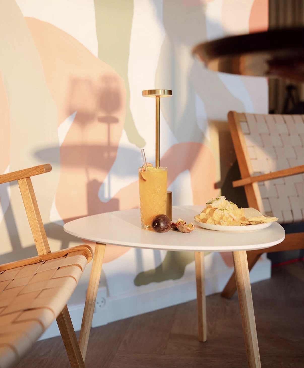 Cocktail med passionsfrugt og salte snacks på et bord hos Ro På i Køge